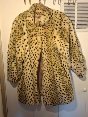 Free Hat W/ Style VI Ltd. Faux Leopard Print Cozy Women’s Coat - Tan/Black